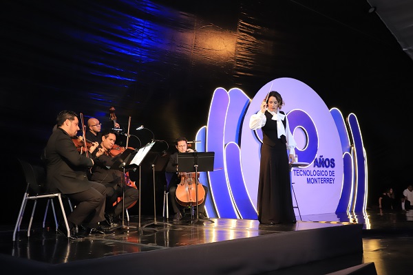 La directora de orquesta Alondra de la Parra y el liderazgo desde el atril