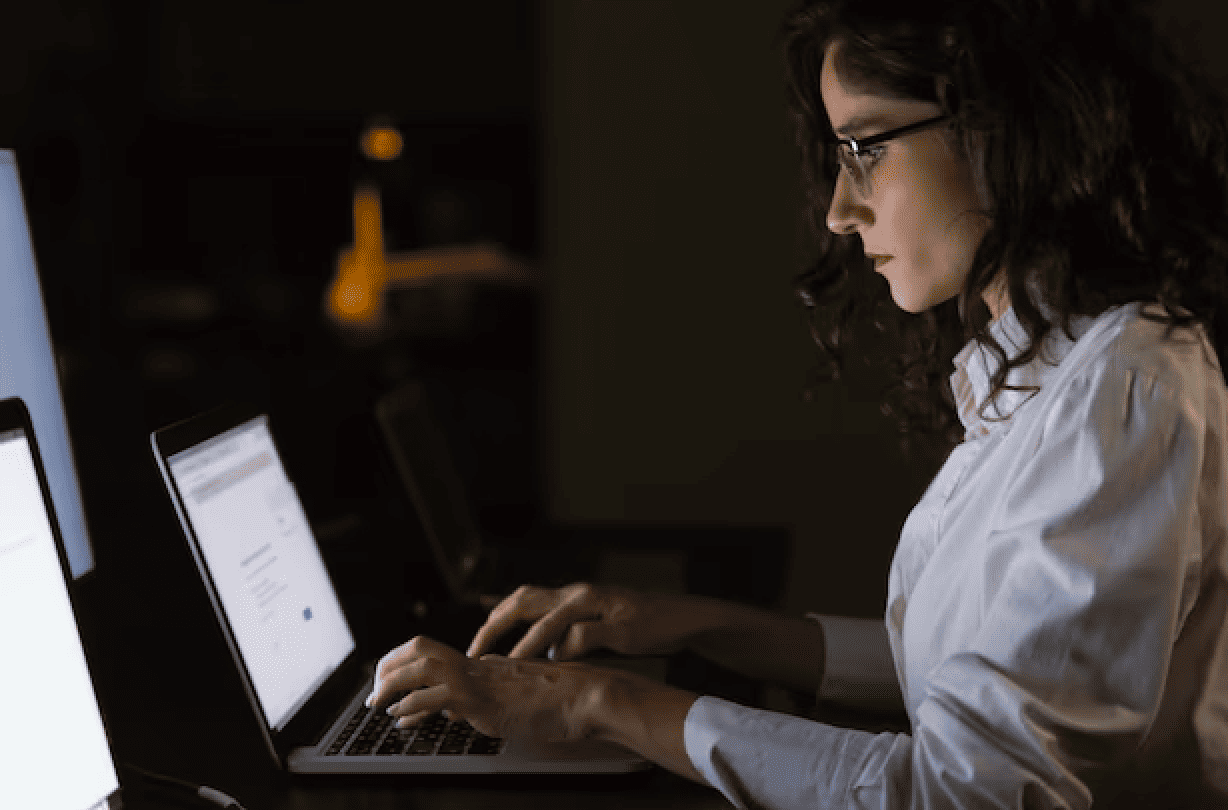 Las mujeres logran certificaciones con puntuaciones equivalentes a las de sus colegas masculinos.