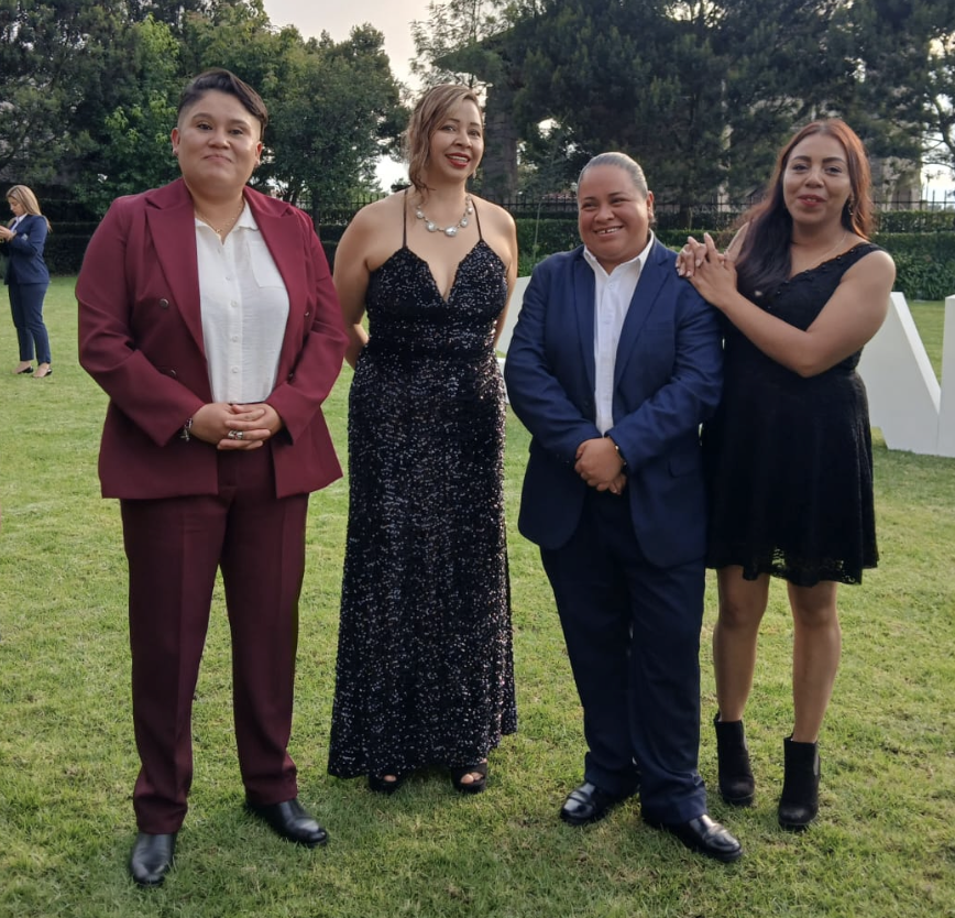 María de los Angeles, al centro, con sus compañeras graduadas (Imagen de Empresas2030).