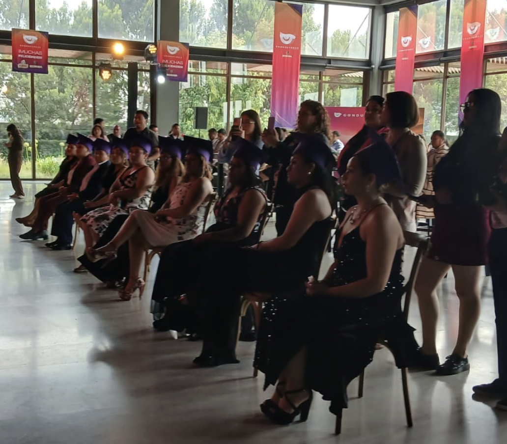 Mujeres graduadas.