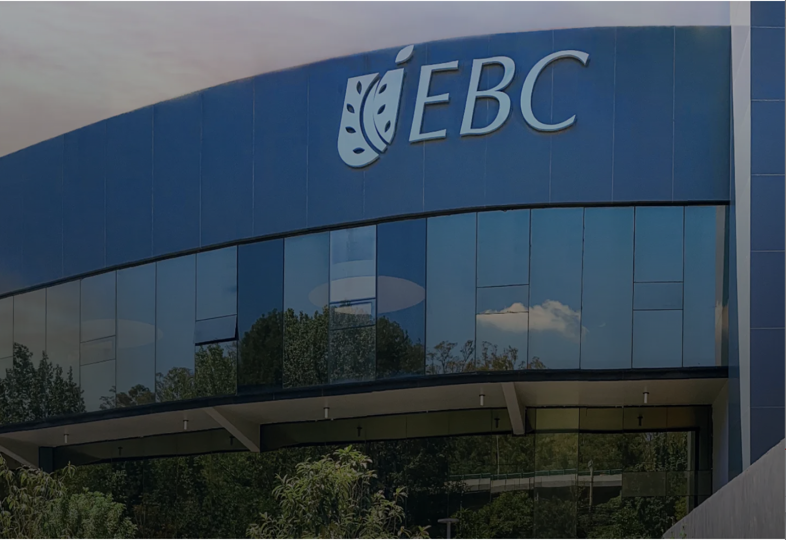 Conocimiento que transforma, acciones que trascienden. Una filosofía que busca desafíos y el progreso, con ambientes donde se crea, vive y trasciende la excelencia educativa en los negocios