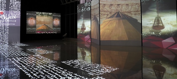 Da Vinci Experience abre sus puertas en Plaza Carso Sensea Immersive, bajo la producción de Crossmedia Group, trae de vuelta Da Vinci Experience, la espectacular exposición inmersiva que presenta réplicas de alguno de los inventos del genio del Renacimiento, así como la reproducción de sus obras emblemáticas, con ayuda de la tecnología. La exhibición curada y avalada por Roberta Barsanti, directora del Museo Leonardiano en Vinci, ciudad natal del pintor, abrirá sus puertas a partir del 11 de junio en Plaza Carso, donde los visitantes harán un viaje de 360 grados para conocer el legado de Leonardo da Vinci, hombre visionario que incursionó en múltiples campos como la invención, astronomía, escultura, ingeniería, escritura y pintura, entre otros. En esta ocasión, Da Vinci Experience exhibirá 17 reproducciones de máquinas –siete piezas más que en la muestra anterior–, las cuales fueron elaboradas por artesanos italianos, con herramientas y técnicas del siglo XVI, con base en los dibujos del artista. “Cada uno de los modelos está hecho a mano y cuidado a detalle, de acuerdo con los modelos y funciones originales. Entre las máquinas voladoras, destacan el aliante, de cinco metros de altura; el ornitóptero, de cuatro metros de altura, diseñado para elevarse emulando el movimiento de alas de las aves; además contaremos con una espectacular réplica del tanque de guerra diseñado por Da Vinci, a través del cual pasarán todos los visitantes”, explicó Filippo Pandolfini, director general de Sensea México. La nueva sede de Da Vinci Experience tiene una superficie superior a 1000 metros cuadrados, más del doble que la primera exhibición, que ahora incluye una experiencia doble bajo la temática de La Última Cena, en la que el público tendrá la oportunidad de interactuar y revelar la famosa imagen sobre una pantalla de ocho metros de ancho por tres de alto, a partir de sensores de movimiento de tecnología Kinect. También, podrán formar parte de esta creación de Leonardo da Vinci y p