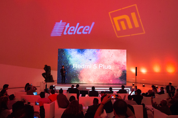 La compañía Xiaomi, anuncia su alianza estratégica con Telcel, gracias a lo cual los smartphones de Xiaomi estarán disponibles en más de 400 tiendas de Telcel en la república mexicana, con fines de ampliar la expansión en la red minorista de Telcel. De esta manera, Xiaomi y Telcel lanzaron juntos el Redmi 5 Plus, un dispositivo con una cámara de amplios pixeles, pantalla full-screen de 18:9 y una batería de larga duración (4000 mAh). Estará disponible el equipo de 3GB+32GB a partir del 23/mar a precios accesible. Xiaomi también reintrodujo Redmi Note 5A, un teléfono inteligente de gama baja que ofrece un gran valor a los usuarios al integrar una pantalla de 5.5 pulgadas y una cámara de enfoque automático de 13 megapíxeles, disponible a partir del 23 /mar. GB+16GB). Steven Wang, director de Marketing y Expansión de Xiaomi a nivel global, señaló que “Xiaomi ha estado en México por ya casi un año y no hay mejor manera de celebrar nuestro primer aniversario que anunciando una gran alianza con Telcel. Con este gran acuerdo y productos como el Redmi 5 Plus, nos emociona pensar en el gran viaje que nos espera por México”. Por su parte, Patricia Hevia, Directora de Operaciones de la Región 9 de Telcel comentó que “estamos muy felices con la alianza entre Telcel y Xiaomi. Las dos compañías compartimos el mismo valor de innovación, ofreciendo la mejor experiencia a nuestros usuarios. Celebramos el que nuestros consumidores vivirán la experiencia única de los productos Xiaomi por medio de nuestra red”. Los dos teléfonos estarán disponibles a través de los planes Telcel Max sin Límite y Amigo Kit. Xiaomi es la primera compañía tecnológica en traer el concepto full-screen y convertirlo en tendencia, con el lanzamiento del Mi MIX en 2016. El Redmi 5 Plus ahora brinda el mismo beneficio, además de una pantalla más grande, manteniendo el tamaño compacto del dispositivo. Los teléfonos Redmi siempre han llevado lo mejor de la tecnología a increíbles precios a todos los usuarios a nivel mundial. Además de una pantalla de 18:9, e