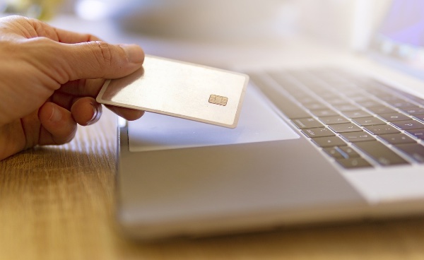 ¿Cómo pueden prevenir las tiendas en línea el fraude?