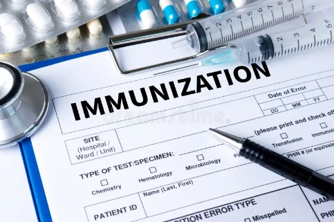 8 recomendaciones de la OMS para la inmunización contra COVID-19 Tras declarar el fin de la emergencia sanitaria por COVID-19, la Organización Mundial de la Salud (OMS) invitó a todos los países a seguir ciertas recomendaciones, que se resumen en 8 puntos clave: 1-Incluir la inmunización contra la COVID-19 como parte de los programas de vacunación a lo largo de toda la vida. 2-Proseguir los esfuerzos para aumentar la inmunización contra la COVID-19 de todas las personas pertenecientes a grupos de alta prioridad. 3-Integrar la vigilancia de patógenos respiratorios y seguir notificando datos a la OMS. 4-Estar preparados para la concesión de licencias de vacunas, agentes de diagnóstico y tratamientos, todo ello dentro de las directrices normativas nacionales, garantizando el suministro y la disponibilidad a largo plazo. 5-Facilitar la investigación para mejorar las vacunas y comprender mejor el síndrome de COVID prolongado. 6-Mantener los controles sanitarios existentes. 7-Proporcionar asistencia sanitaria a las personas que viven con los efectos a largo plazo del síndrome COVID-19.2 8-Prepararse para futuras pandemias.
