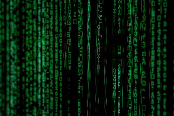 Pantalla llena de código en verde y negro