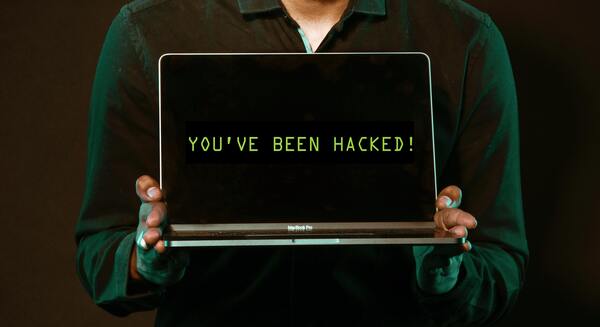 Foto de una computadora cuya pantalla dice "has sido hackeado".