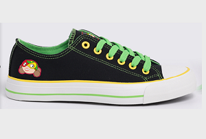 Mamá Lucha se pone a la moda y presenta sus tenis de edición especial