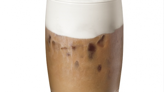 Café helado con espuma cremosa 