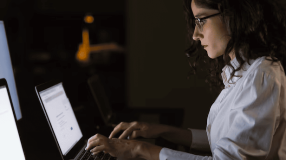 Las mujeres logran certificaciones con puntuaciones equivalentes a las de sus colegas masculinos.