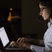Las mujeres logran certificaciones con puntuaciones equivalentes a las de sus colegas masculinos.